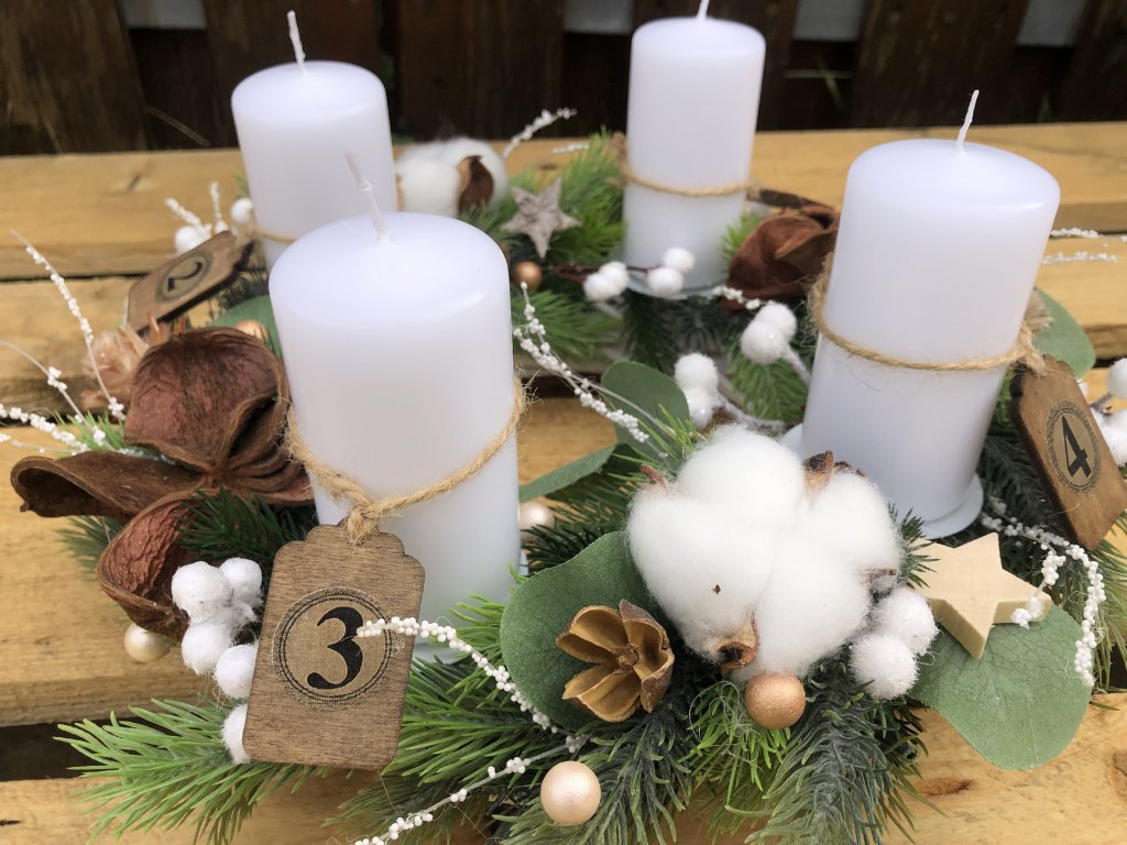 Adventní věnec na stůl a